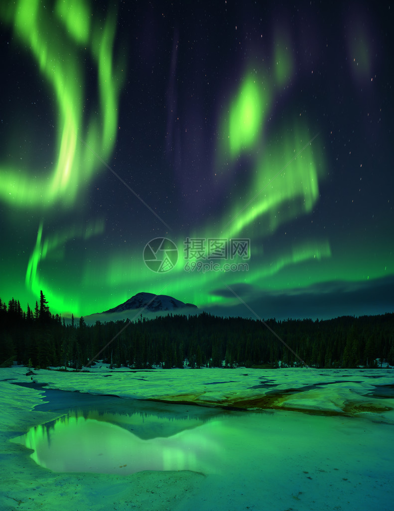 这是一张夜空的图片上面有北极光和恒星在冰冻图片