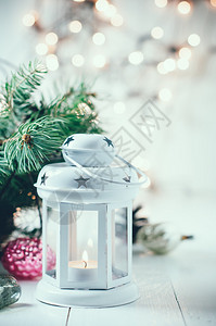白色桌子上的老式圣诞装饰旧圣诞装饰品花图片