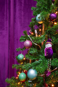 圣诞树以紫色主题装饰图片