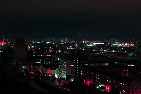 夜晚黑暗的城市风景有建筑图片