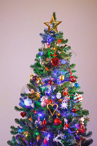 带多色LED灯的圣诞树图片