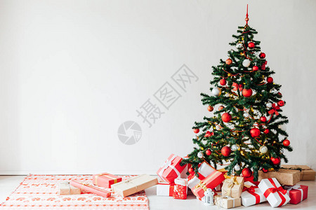 带红色礼物的圣诞树圣诞室内装饰图片