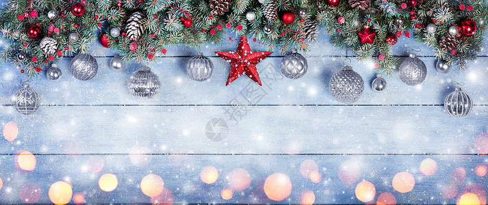 圣诞标语与星在白雪木板图片