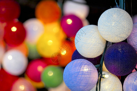 多彩姿的球形圣诞灯的特写镜头图片