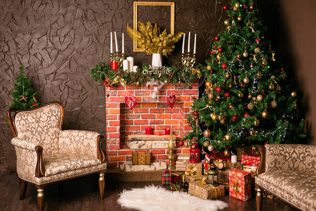 美丽的配有为圣诞节装饰的装饰砖壁炉圣诞树上装饰图片