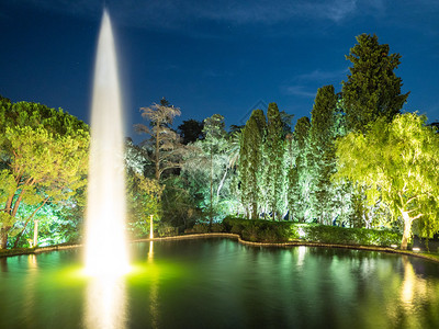 公园湖中的喷泉图片