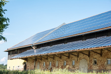 绿色能源太阳能电池板安装在图片