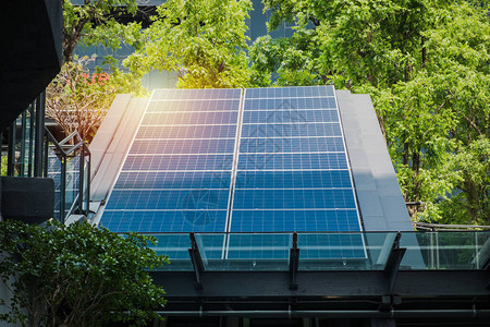 安装在城市现代建筑屋顶上的光伏太阳能电池板可再生能源生态绿色清洁替代图片