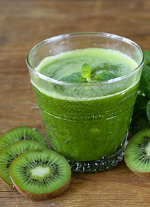 新鲜的绿色果汁kiwi和薄图片