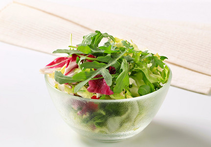 一碗新鲜的蔬菜沙拉图片