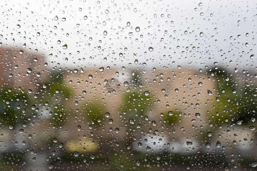 房屋窗户玻璃上的雨滴图片