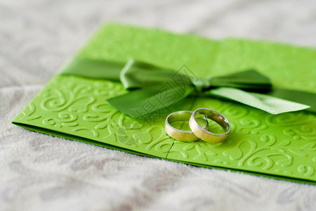 结婚戒指是盛宴的绿色背景图片