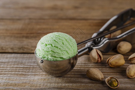 开心果冰淇淋球装在勺子里图片