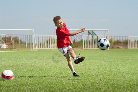 小男孩踢球门图片