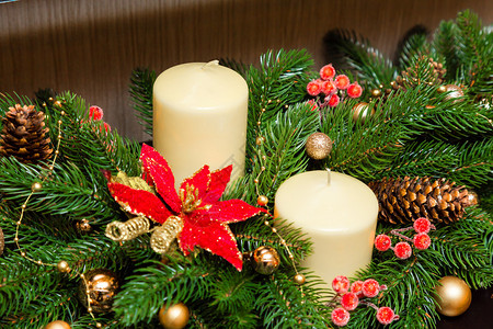 圣诞树装饰中的两支蜡烛图片