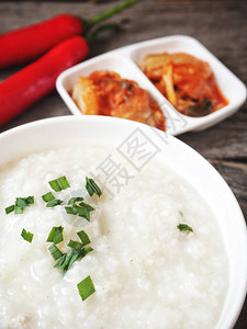 木背景上的韩国米粥背景图片
