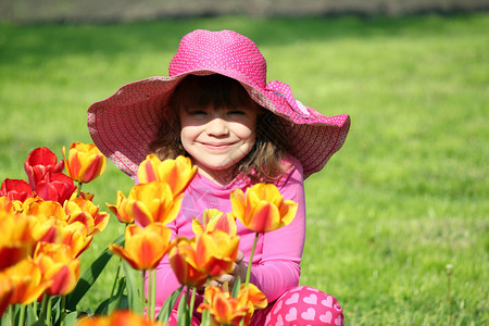美丽的小女孩与郁金香花肖像图片