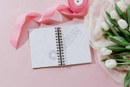 国际妇女日注纸粉红色丝带和白色郁金香图片