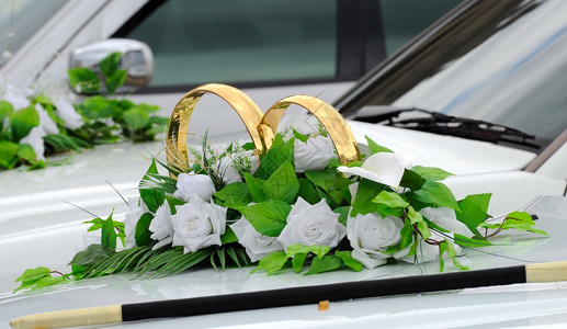 婚车上有美丽的花卉装饰背景图片