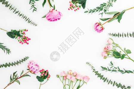 由粉红面玫瑰和白底的叶树枝构成的花图片