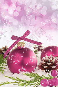 粉红色的圣诞装饰品雪景图片