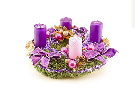 基督复临安息日花圈装饰着紫色蜡烛和图片