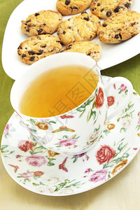 杯与绿茶和饼干图片