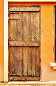 混凝土墙上的欧式木门背景图片