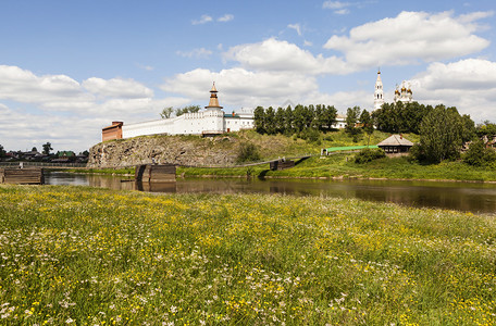 塔在他的角落这座建筑矗立在河岸边的一块岩石上Verkhotursky石克里姆林宫是一个巨大的庄园别墅治安官图片