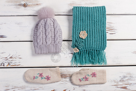 冬日手工制作的东西围巾帽子和手套图片