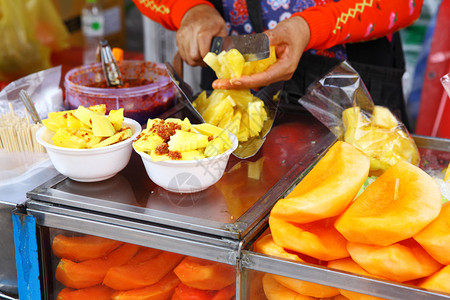 泰国街头市场上的水果摊图片