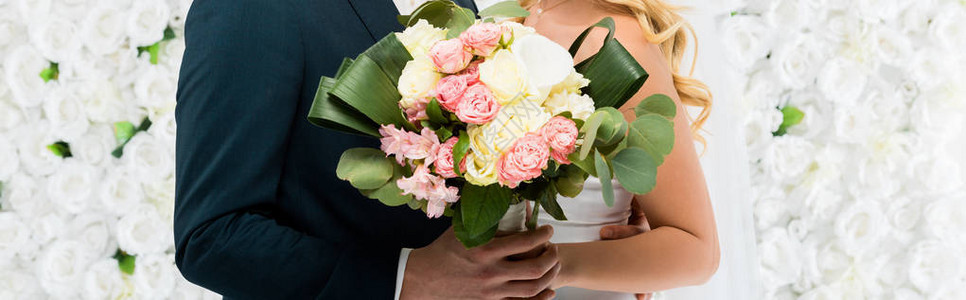 白花背景的新娘和新郎用婚礼花图片