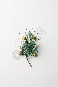 白色表面带有丝带和圣诞节球的小松树图片