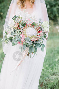美人婚礼花束鲜花香菜和叶树枝图片