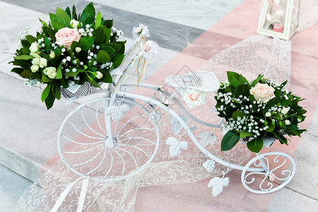 教堂外的美丽野花婚礼装饰图片