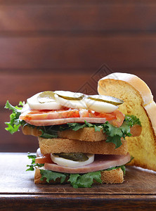 三明治配火腿番茄鸡蛋和泡菜图片