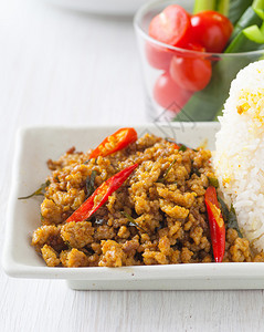 泰国南部的鱼食辣椒糊和蔬菜熏肉猪图片