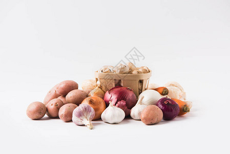 大量蘑菇在白种蔬菜上堆成篮子图片