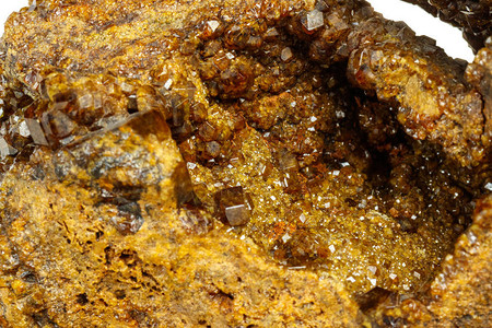 宏观矿物石榴绿色石榴白背景岩石中的EpidoteGro图片