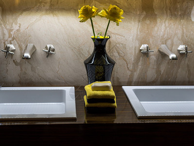 豪华双层洗手间与绿色和白色鲜花和图片