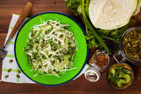 卷心菜沙拉和南瓜种子图片