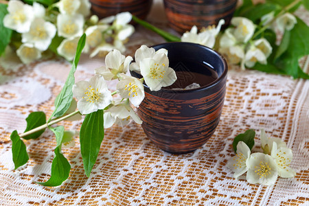 小陶瓷杯中的茉莉花茶图片