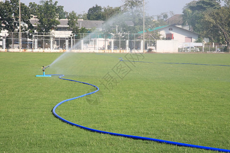 橡胶管将水喷入足球场图片