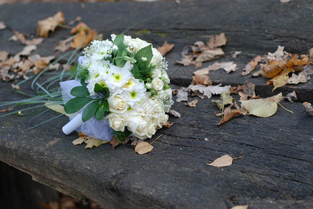 美丽的婚礼花束白色鲜花图片