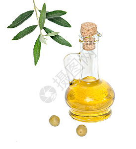 白色背景中分离的一瓶橄榄油和橄榄果图片