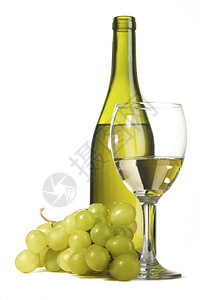 白酒和葡萄瓶装白酒和葡萄孤立图片