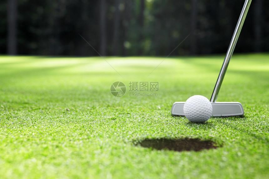 高尔夫球场洞里的球图片