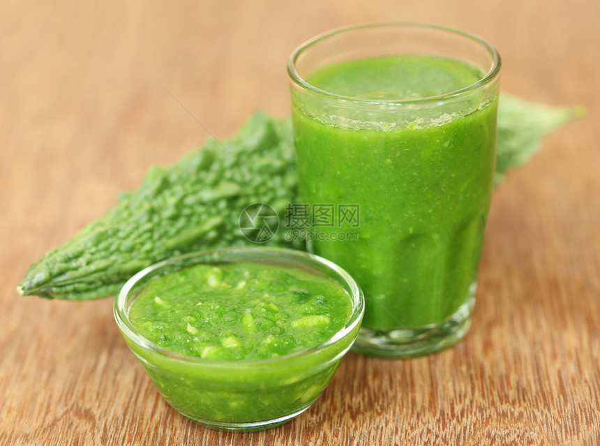 绿色苦瓜草本汁与绿色蔬菜图片