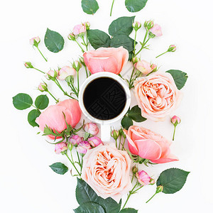 美丽的粉红玫瑰和咖啡在白图片