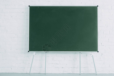 空白的黑板和白砖墙背景图片